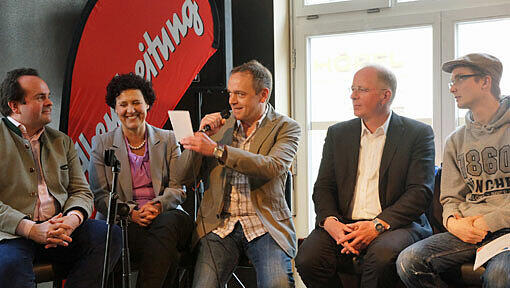 Auf der Bühne im Kaffee Giesing (v. l.): BA-Chef Clemens Baumgärtner (CSU), Brigitte Meier (SPD), AZ-Lokalchef Michael Schilling, Ulf Millauer von der Gesellschaft für Stadterneuerung, Max Heisler (Aktionsgruppe Untergiesing). Auf der Bühne im Kaffee Giesing (v. l.): BA-Chef Clemens Baumgärtner (CSU), Brigitte Meier (SPD), AZ-Lokalchef Michael Schilling, Ulf Millauer von der Gesellschaft für Stadterneuerung, Max Heisler (Aktionsgruppe Untergiesing).