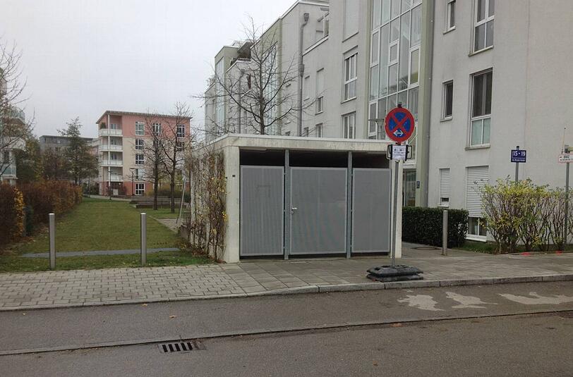 Die Anwohner in der St.-Wendel-Straße in München-Obersendling sind genervt von den mobilen Halteverboten. Erst letzte Woche stand hier das Parkverbotsschild. Jetzt ist das Verbot verlängert worden.