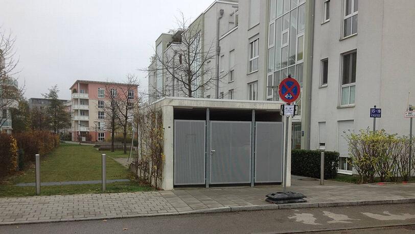 Die Anwohner in der St.-Wendel-Straße in München-Obersendling sind genervt von den mobilen Halteverboten. Erst letzte Woche stand hier das Parkverbotsschild. Jetzt ist das Verbot verlängert worden. Die Anwohner in der St.-Wendel-Straße in München-Obersendling sind genervt von den mobilen Halteverboten. Erst letzte Woche stand hier das Parkverbotsschild. Jetzt ist das Verbot verlängert worden.
