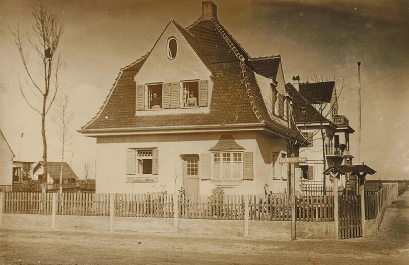 Historische Postkarte des Hauses Ecke Rathoch- / Thaddäus-Eck-Straße aus der Sammlung von Rudolf Werner. Das Haus ist auch heute noch nahezu unverändert vorhanden.