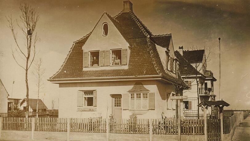 Historische Postkarte des Hauses Ecke Rathoch- / Thaddäus-Eck-Straße aus der Sammlung von Rudolf Werner. Das Haus ist auch heute noch nahezu unverändert vorhanden. Historische Postkarte des Hauses Ecke Rathoch- / Thaddäus-Eck-Straße aus der Sammlung von Rudolf Werner. Das Haus ist auch heute noch nahezu unverändert vorhanden.