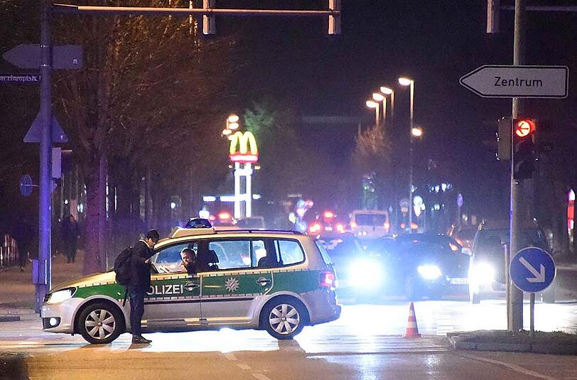 Die Feuerwehr sperrte den Bereich weiträumig ab.
