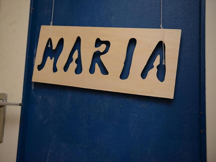 Das Namensschild der damals verschwundenen Maria hängt an ihrer Zimmertür in der Wohnung ihrer Mutter.