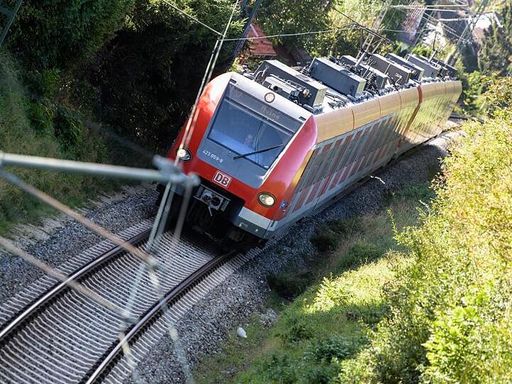 Eine S-Bahn fährt über die Gleise. Foto: Matthias Balk/Archivbild