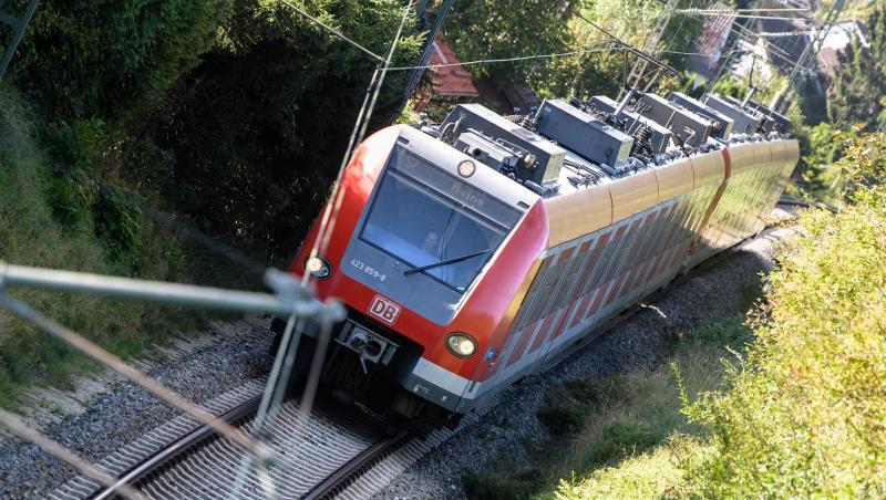 Eine S-Bahn fährt über die Gleise. Foto: Matthias Balk/Archivbild