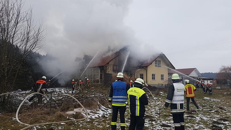 Zahlreiche Feuerwehren werden alarmiert. Die starke Rauchentwicklung erschwert die Löscharbeiten. Zahlreiche Feuerwehren werden alarmiert. Die starke Rauchentwicklung erschwert die Löscharbeiten.