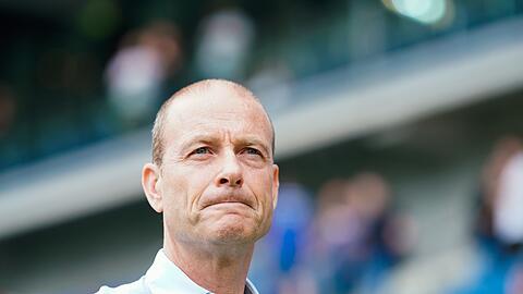 Augsburgs Trainer Jess Thorup steht im Stadion.