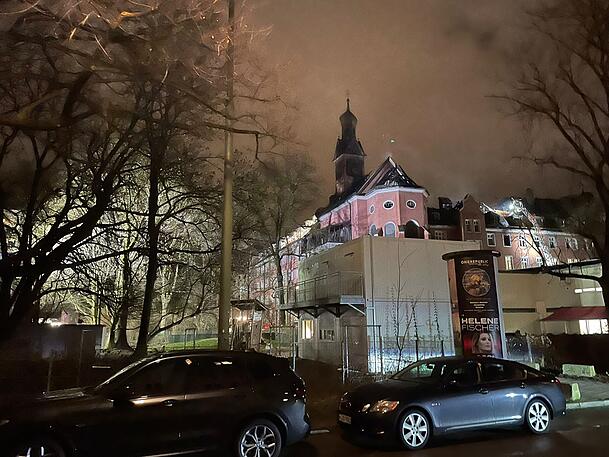 Die Nachlöscharbeiten zogen sich bis weit in die Nacht hin, da Teile des Daches geöffnet werden mussten und die Blechfassade am historischen Glockenturm entfernt werden musste.