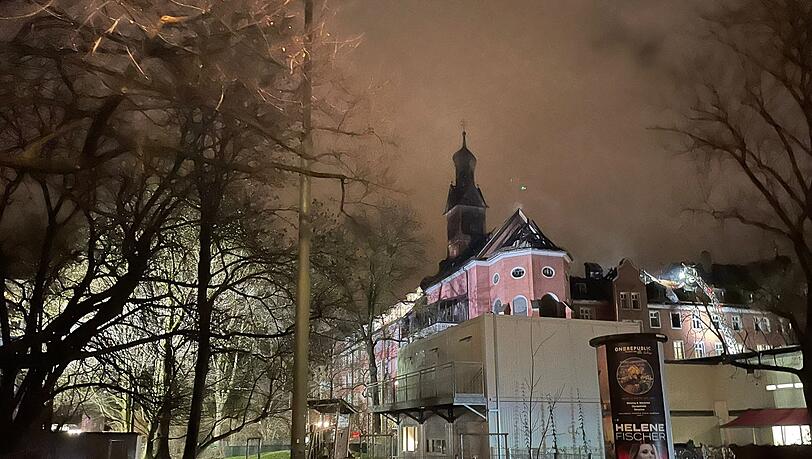 Die Nachlöscharbeiten zogen sich bis weit in die Nacht hin, da Teile des Daches geöffnet werden mussten und die Blechfassade am historischen Glockenturm entfernt werden musste.
