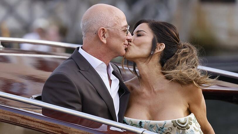 Mit Haute-Couture und Küsschen zum Welcome-Dinner vor der Hochzeit: Jeff Bezos und Lauren Sánchez.