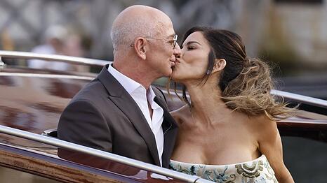 Mit Haute-Couture und Küsschen zum Welcome-Dinner vor der Hochzeit: Jeff Bezos und Lauren Sánchez.