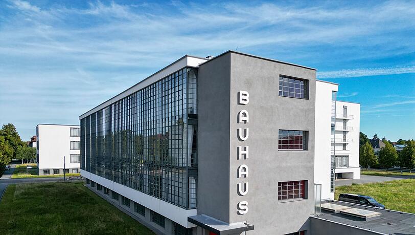 Blick auf das Bauhausgebäude in der Gropiusallee in Dessau - Ende 1925 zog das Bauhaus von Weimar nach Dessau und erlebte dort seine Blütezeit. Blick auf das Bauhausgebäude in der Gropiusallee in Dessau - Ende 1925 zog das Bauhaus von Weimar nach Dessau und erlebte dort seine Blütezeit.
