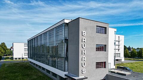Blick auf das Bauhausgeb&auml;ude in der Gropiusallee in Dessau - Ende 1925 zog das Bauhaus von Weimar nach Dessau und erlebte dort seine Bl&uuml;tezeit.