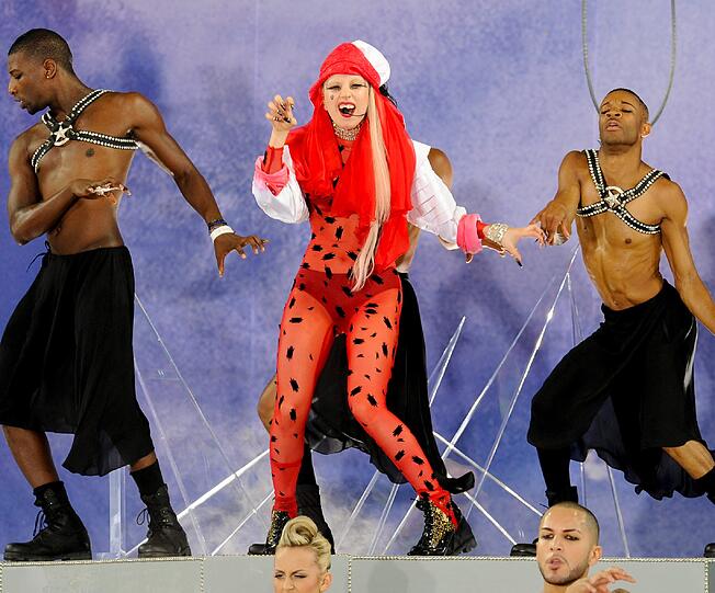 Lady Gaga im lasziven roten Kostüm.