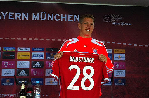 Bastian Schweinsteiger mit dem Badstuber-Trikot