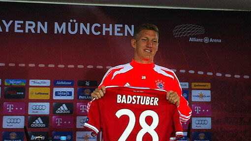 Bastian Schweinsteiger mit dem Badstuber-Trikot Bastian Schweinsteiger mit dem Badstuber-Trikot