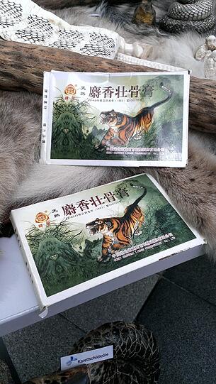 Chinesische Rheumapflaster &ndash; die Zutaten sind unter anderen Tigerknochen und Affenhoden.