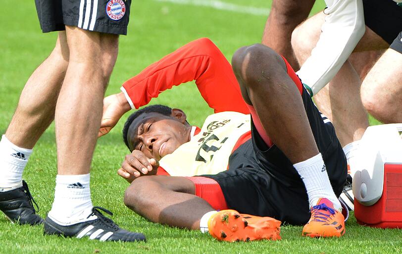 Mit schmerzverzerrtem Gesicht liegt der Österreicher am Boden: David Alaba hat sich im Trainingslager des FC Bayern am Knie verletzt. Die Bilder.