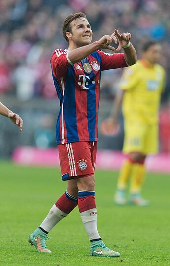 MARIO GÖTZE NOTE 5
War und ist Klose ein (Tor-)Schleicher, ist der WM-Finaltorschütze ein Zwischen.-den-Zonen-Schleicher. Irgendwie ohne Zug, wenig aggressiv. Weil er zumindest heute vorne überzählig war, nahm ihn Pep zur Pause raus.