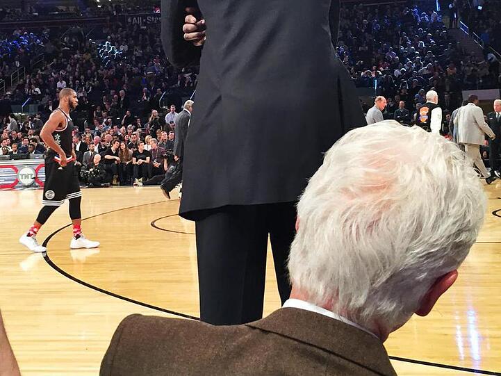Dikembe Mutombo versperrt Bill Clinton die Sicht