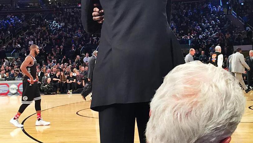 Dikembe Mutombo versperrt Bill Clinton die Sicht Dikembe Mutombo versperrt Bill Clinton die Sicht