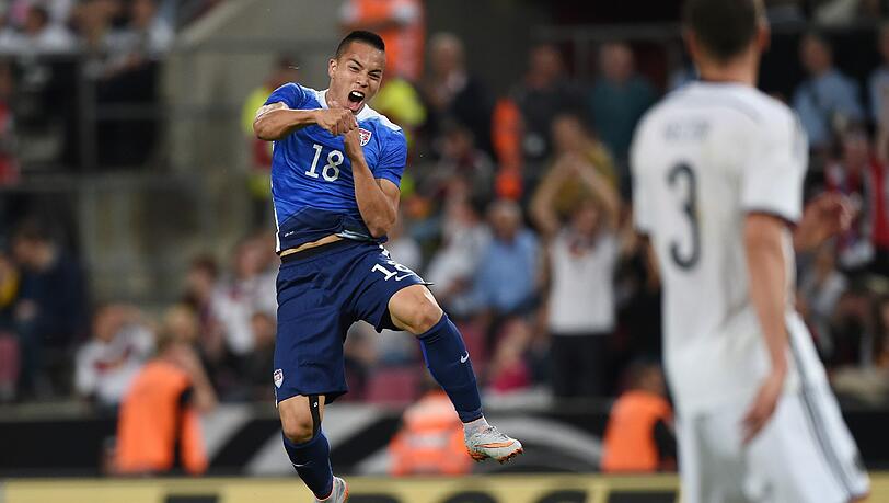 Der (Noch-)Löwe Bobby Wood ärgert die Elf von Jogi Löw. Der (Noch-)Löwe Bobby Wood ärgert die Elf von Jogi Löw.