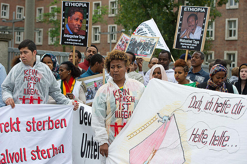 Flüchtlinge demonstrieren am 17.08.2015 in Nürnberg (Bayern) vor dem Bundesamt für Migration und Flüchtlinge (BAMF).