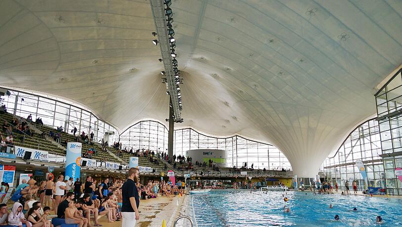Schwimmen ist auch im Winter eine gute Möglichkeit, sich fit zu halten. Schwimmen ist auch im Winter eine gute Möglichkeit, sich fit zu halten.
