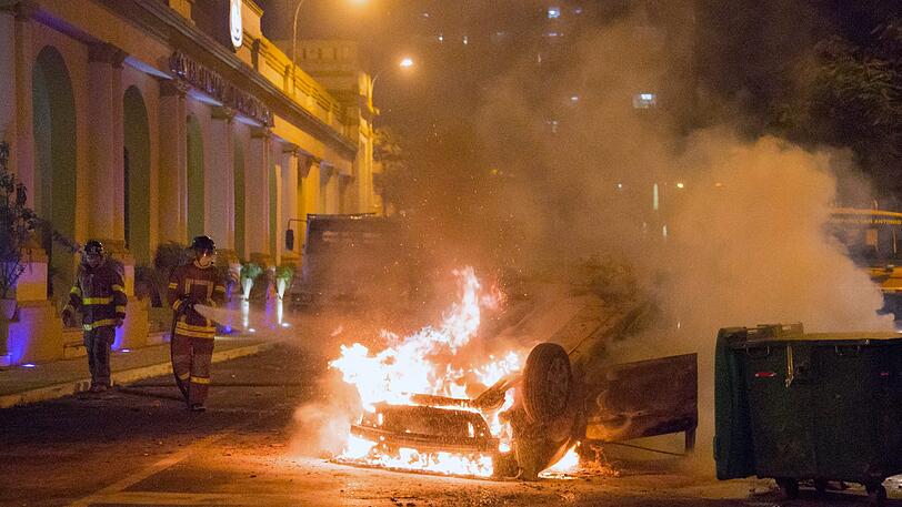 Flammen vor der Zentrale der Nationalen Polizei von Paraguay: Zuvor hatte die Regierungspartei einen Versuch gestartet, die verfassungsmäßig verbotene Wiederwahl des Präsidenten im Parlament durchzusetzen.