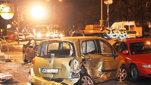 Nach dem Zusammenstoß zweier Pkw schleuderten beide Fahrzeuge vor einer Gaststätte auf den Gehweg, prallten gegen den Eingang des Lokals und erfassten mehrere Fußgänger. Nach dem Zusammenstoß zweier Pkw schleuderten beide Fahrzeuge vor einer Gaststätte auf den Gehweg, prallten gegen den Eingang des Lokals und erfassten mehrere Fußgänger.