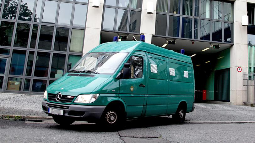 Ein Gefangenentransportfahrzeug der Polizei kollidierte am Montagmorgen mit einem Pkw (Archivbild).