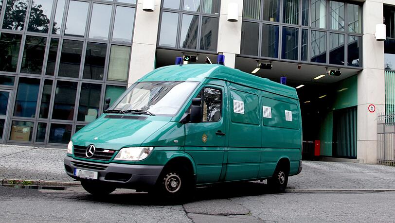 Ein Gefangenentransportfahrzeug der Polizei kollidierte am Montagmorgen mit einem Pkw (Archivbild). Ein Gefangenentransportfahrzeug der Polizei kollidierte am Montagmorgen mit einem Pkw (Archivbild).