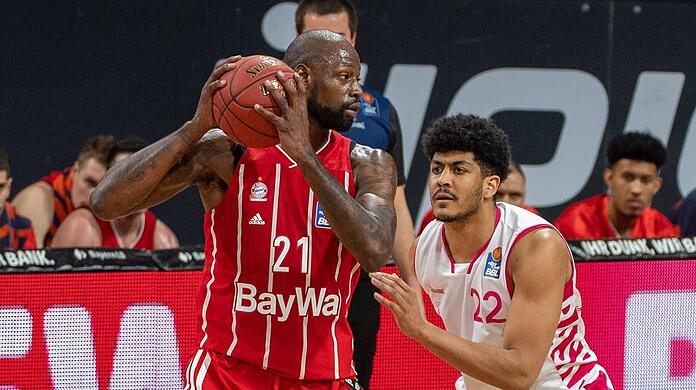Bayern-Spieler James Gist (links) wird von Gabriel De Oliveira (Telekom Baskets Bonn) bedrängt.