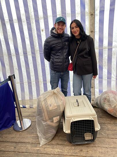 Auszubildender Thorben Reudenbach (21) und Abiturientin Jasmin Ghobashi (20): "Wir haben eine Tierbox und ein paar Kissen ersteigert. Alles zusammen haben wir für 30 Euro bekommen. Ich sehe jetzt aber, dass die Box, die ich für meine Katze geholt habe, doch ganz schön groß ist - die sah von hinten ein bisschen kleiner aus. Eigentlich sind wir nur zum Spaß gekommen und wollten es uns mal anschauen. Die Leute hier haben ja teilweise ein echt großes Budget in der Tasche und wollen das offenbar ausgeben."