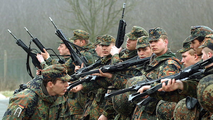 Ein Ausbilder der Bundeswehr überprüft auf einem Truppenübungsplatz in Ahlen die entleerten Waffen (G 36) der Rekruten in der Grundausbildung. Ein Ausbilder der Bundeswehr überprüft auf einem Truppenübungsplatz in Ahlen die entleerten Waffen (G 36) der Rekruten in der Grundausbildung.
