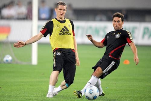 Beim Training mit der Nationalmannschaft in Shanghai: Bastian Schweinsteiger (l.) gegen Tobias Weiss.
