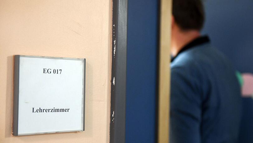 Die Polizei führt Opfer nur dann als Lehrkräfte in ihrer Statistik auf, wenn ein sachlicher Zusammenhang zwischen der Straftat und der beruflichen Tätigkeit besteht. (Symbolbild) Die Polizei führt Opfer nur dann als Lehrkräfte in ihrer Statistik auf, wenn ein sachlicher Zusammenhang zwischen der Straftat und der beruflichen Tätigkeit besteht. (Symbolbild)