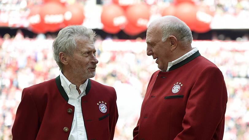 Bayern-Legenden unter sich: Paul Breitner (l.) und Dieter Hoene&szlig; in der Allianz Arena.