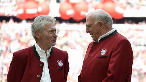 Bayern-Legenden unter sich: Paul Breitner (l.) und Dieter Hoene&szlig; in der Allianz Arena.
