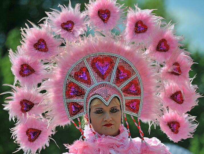 Verlaufen? Diese Dame (oder dieser Herr) wollte wohl auf die Loveparade. Die Chancen Gleichgesinnte zu treffen stehen gut: Letztes Jahr waren 20.000 Besucher beim Wave-Gotik-Treffen.