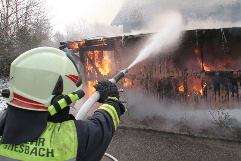Bei einem Brand in einem Hotel im Kurort Bad Griesbach (Landkreis Passau) sind am Freitagmorgen 80 Menschen mit dem Schrecken davongekommen - die Bilder.