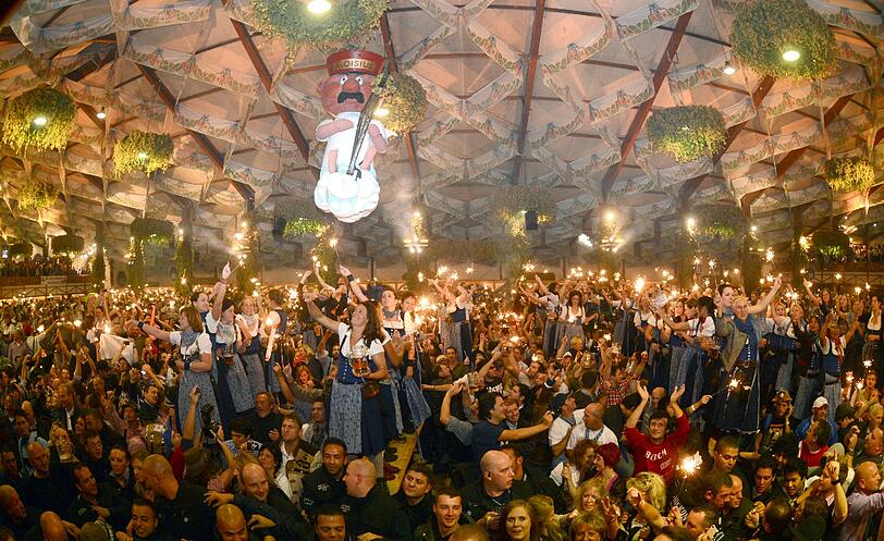 Die emotionalsten Bilder vom Wiesn-Kehraus: Bedienungen feiern am 07.10.2012 in München den traditionellen Kehraus im Höfbräu-Festzelt und beschließen damit ihre arbeitsreiche Zeit auf dem Oktoberfest. Nach 14-tägiger Dauer ging am Sonntag das 179. Oktoberfest zu Ende.