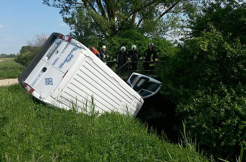 An einer Engstelle stießen ein Transporter und ein Traktor zusammen - der Pkw landete im Bach. Die Bilder.