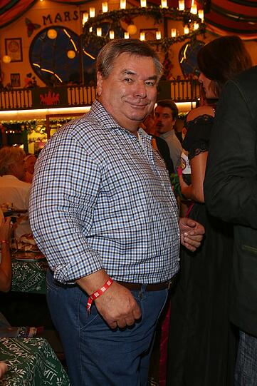 Waldemar Hartmann trinkt seine Maß im Marstall-Zelt.