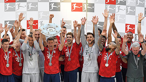 Das ist das Ding! Thomas Müller (Mitte) und die Bayern feiern den Meistertitel. Rechts: Der scheidende Trainer Jupp Heynckes.