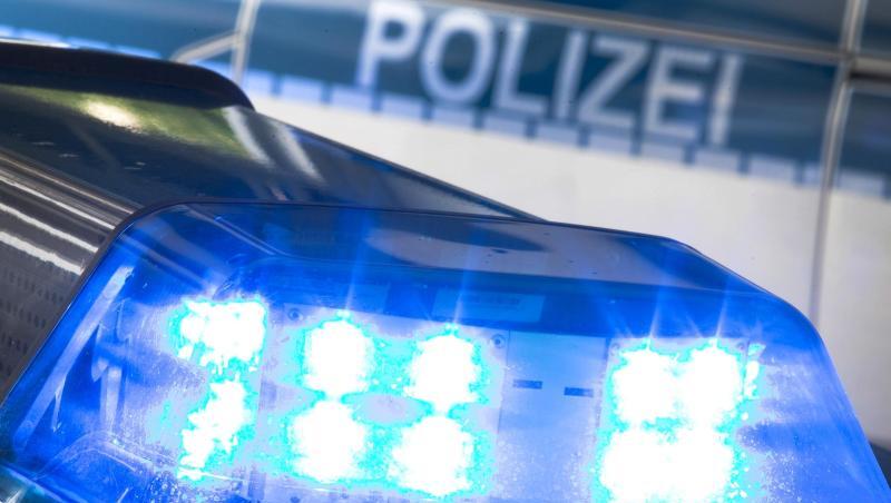 Ein Blaulicht leuchtet auf dem Dach eines Polizeiwagens. Foto: Friso Gentsch/dpa/Symbolbild Ein Blaulicht leuchtet auf dem Dach eines Polizeiwagens. Foto: Friso Gentsch/dpa/Symbolbild