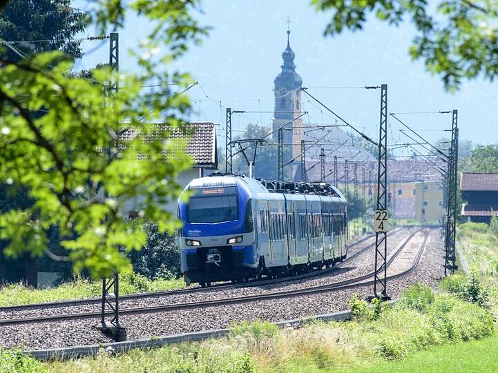 Der Meridian fährt über die Gleise der Bahntrasse durch das Inntal zwischen Rosenheim und Kufstein. Foto: Matthias Balk/dpa