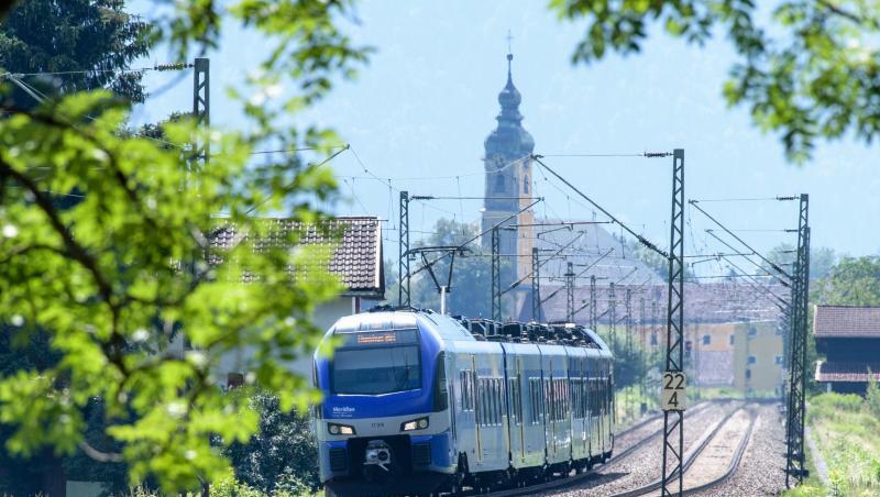 Der Meridian fährt über die Gleise der Bahntrasse durch das Inntal zwischen Rosenheim und Kufstein. Foto: Matthias Balk/dpa