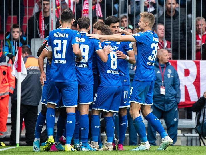 Die Hoffenheimer Spieler jubeln über die Führung in München beim Auswärtsspiel beim FC Bayern.
