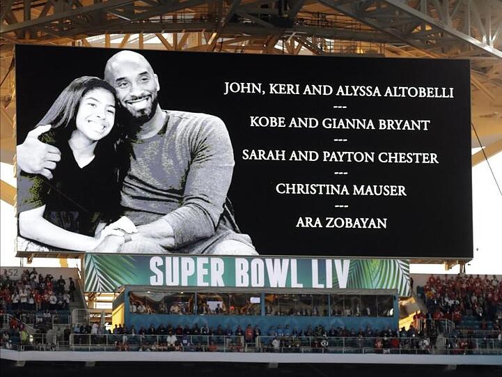 Vor dem Beginn des Super Bowls gedenken die Football-Teams tödlich verunglückten Basketball-Ikone Kobe Bryant, seiner 13 Jahre alten Tochter Gianna und den weiteren sieben Insassen.